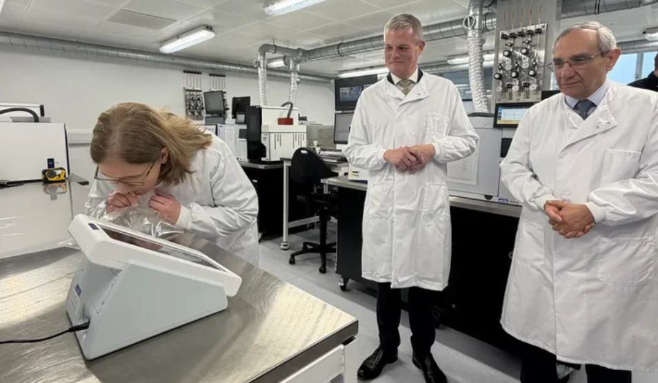 L-R Shadow Cancer Minister Caroline Johnson, Shadow Health Secretary Stuart Andrew, and Professor George Hanna