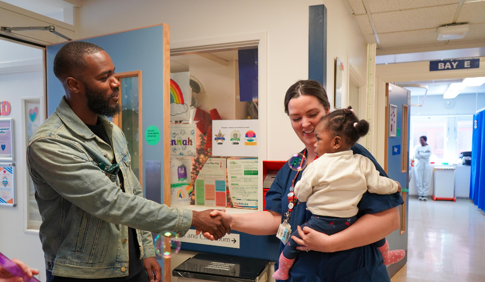 Comedian Mo Gilligan meeting child patients at St Mary's Hospital.