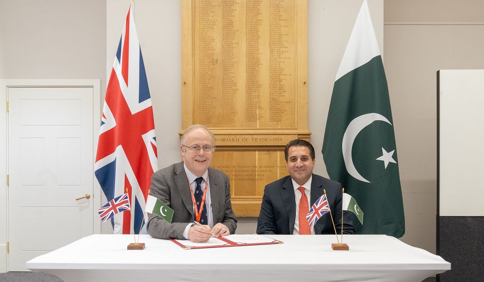 Professor Tim Orchard, Chief executive of Imperial College Healthcare NHS Trust, signing an international affiliation agreement with Faraz Minai of Novacare Hospital, Pakistan, at the Department of Trade and Business; Admiralty House, Whitehall UK (06/03/2024)